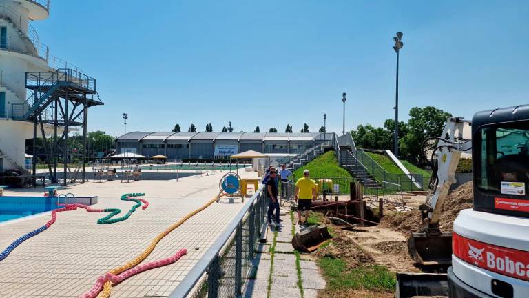 Il cantiere per la nuova piscina (immagine d’archivio)