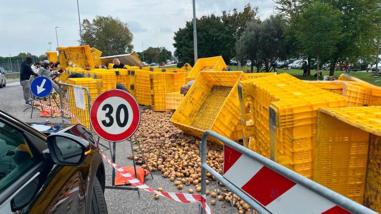 Riccione, si ribalta il Tir carico di patate: scatta la raccolta per riempire le borse VIDEO GALLERY