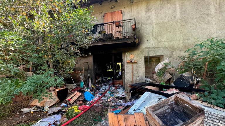 Mercato Saraceno, 52enne salvata dal rogo della sua casa, soccorsa per intossicazione - VIDEO