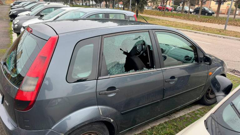 Ladri in azione nel parcheggio dietro alla stazione ferroviaria di Cesena: spaccati i finestrini di una ventina di vetture FOTOGALLERY