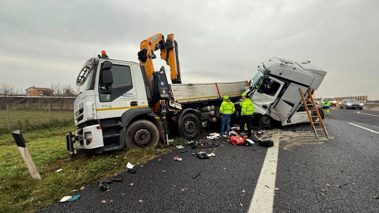 Cesena incidente in A14: muore operaio al lavoro travolto da un camion