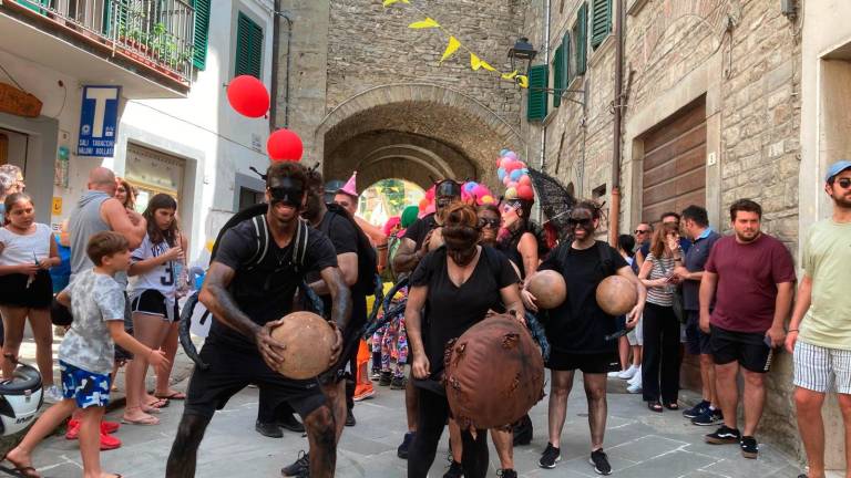 Premilcuore. Oltre duemila persone alla “Salmonata umana”, la grande festa sul fiume Rabbi FOTO