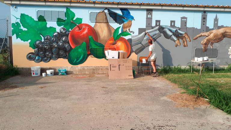 Forlì. Dalla frutta alle rinnovabili, “Tutto è energia” nel murale di Daniele Tamburro FOTO