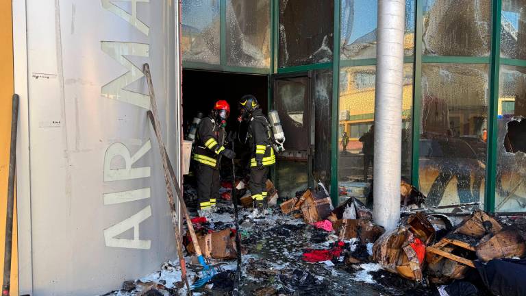 Cesena, violento incendio in una azienda in via delle Mele VIDEO GALLERY