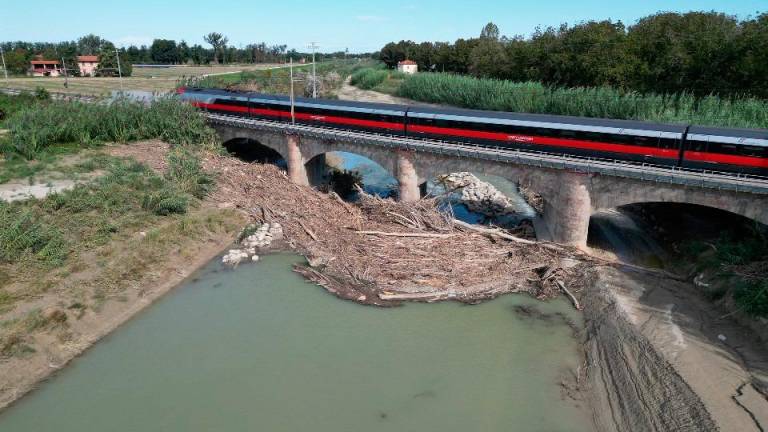 Forlì, un grande accumulo di legname sul ponte ferroviario VIDEO GALLERY