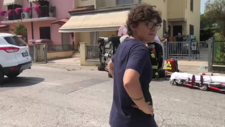 Cesena, incidente: si ribalta con l'auto a Martorano VIDEO