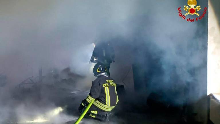 Cesenatico, escono di strada e restano bloccati in auto, salvati dai vigili del fuoco