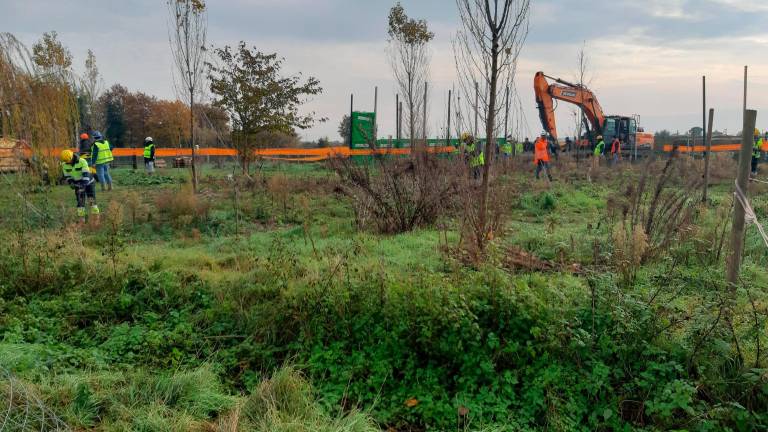 L’arrivo degli operai e dei mezzi di Snam nell’area del cantiere