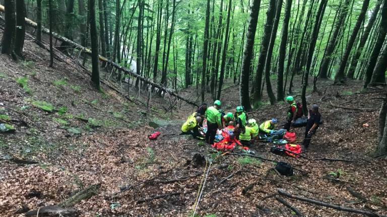 Campigna, escursionista 52enne precipita per 100 metri e muore