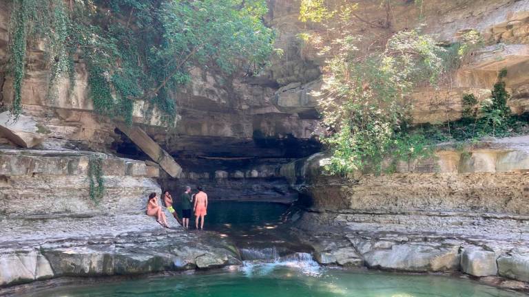 La Grotta urlante non è balneabile dal 2016 ma continua ad attirare turisti. A destra la suggestiva cascata della Brusia a Bocconi e sotto la Chiusa di sopra a Portico