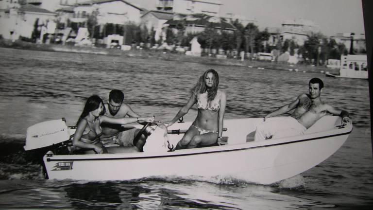 Cino Ricci (a poppa) e Renzo Zavatta (fondatore della Comar a prua) insieme a due ragazze in una foto pubblicitaria per un nuovo piccolo motoscafo a cavallo fra anni Sessanta e Settanta