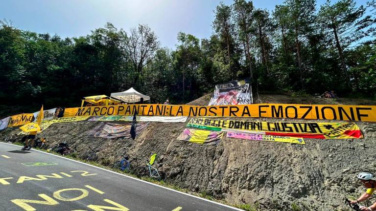 Tour de France, sul Barbotto muro di folla del popolo di Pantani: “Giustizia per Marco” VIDEO GALLERY