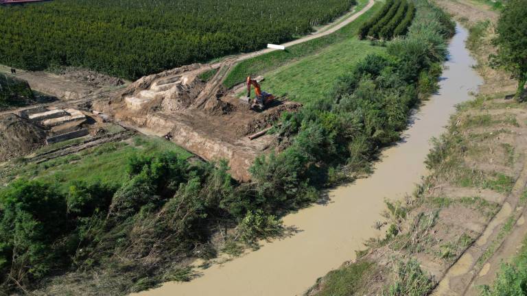 Maltempo in Romagna, i lavori all’argine del Montone VIDEO