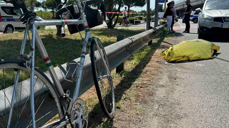 Cesenatico, auto investe ciclista che batte la testa e muore sul colpo