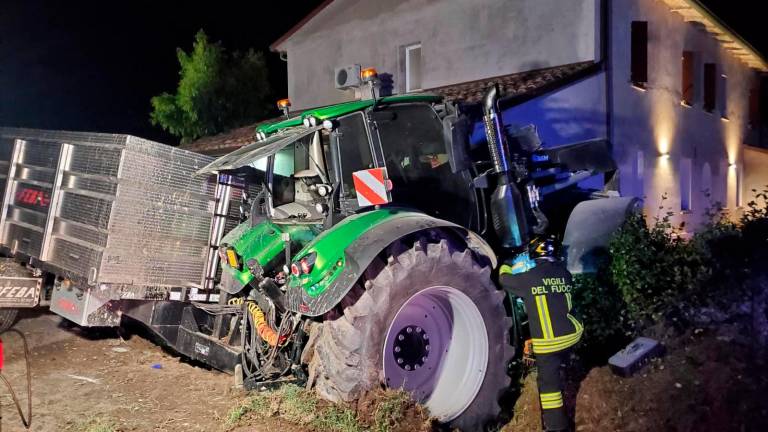 Forlì, trattore sfonda il muro di una casa dopo un incidente: due feriti FOTOGALLERY