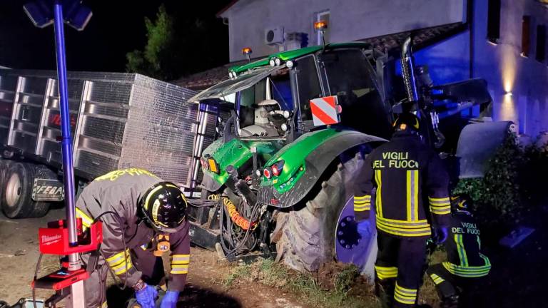 Forlì, trattore sfonda il muro di una casa dopo un incidente: due feriti FOTOGALLERY