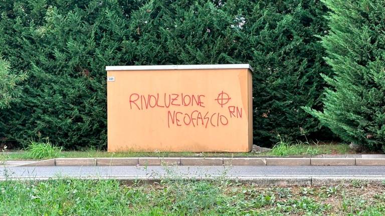 Rubicone, nuove scritte omofobe e neo fasciste a Gatteo e San Mauro: sdegno e denunce