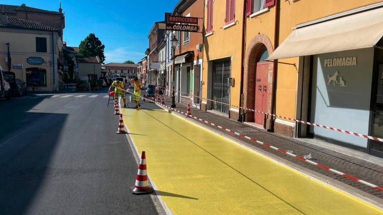 La pista ciclabile colorata di giallo