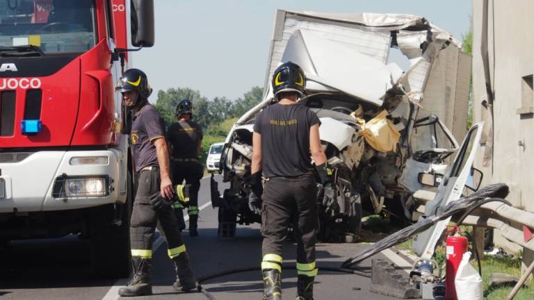 Schianto contro un'abitazione: incidente mortale a Villa San Martino