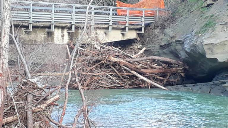 Brisighella, lavori al ponte danneggiato, famiglie e aziende isolate per due giorni