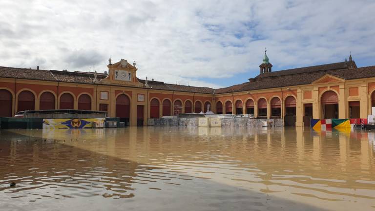 Alluvione, a Lugo le strade trasformate in torrenti. Allagato anche il Pavaglione