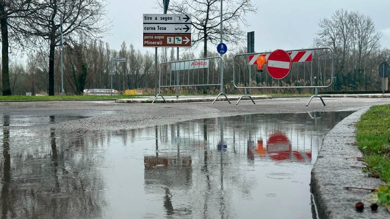 Imola, a Pieve Sant’Andrea 35 evacuati per la crepe che si aprono sulla strada