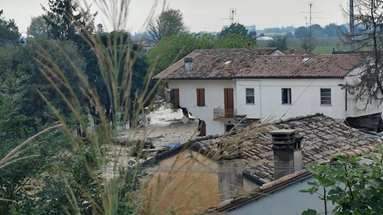 Maltempo in Romagna, l’inferno di Traversara tra dispersi, case crollate e persone salvate dagli elicotteri