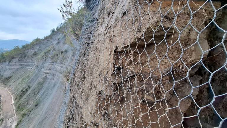 Modigliana, rocciatori al lavoro per mettere in sicurezza la parete sulla strada, viabilità chiusa per 5 ore