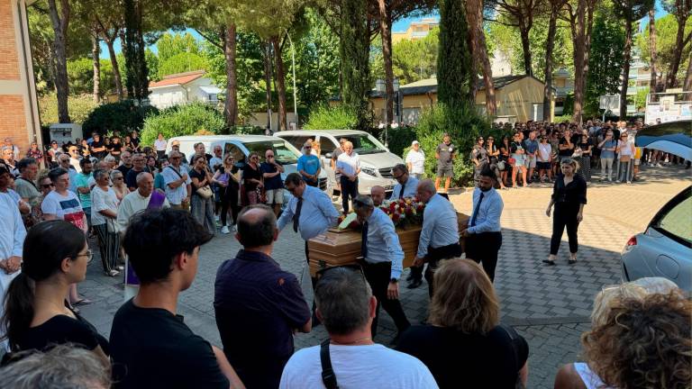 Gatteo, tanta commozione e piazzale pieno per l’addio a Claudio “Baio” Baiocchi