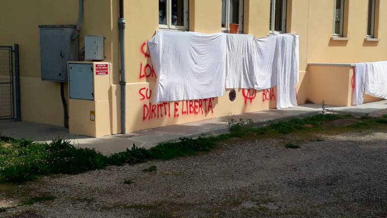 Le scritte coperte questa mattina in attesa delle operazioni di pulizia