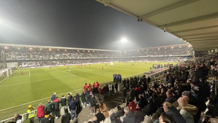 Calcio C, multa al Cesena per lancio di bicchieri di plastica, impunite le  bombe carta lanciate