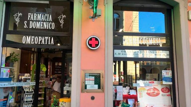 La farmacia rapinata dal carabiniere a Bologna