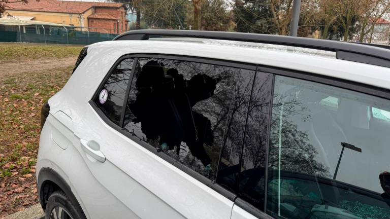 Ladri in azione nel parcheggio dietro alla stazione ferroviaria di Cesena: spaccati i finestrini di una ventina di vetture FOTOGALLERY