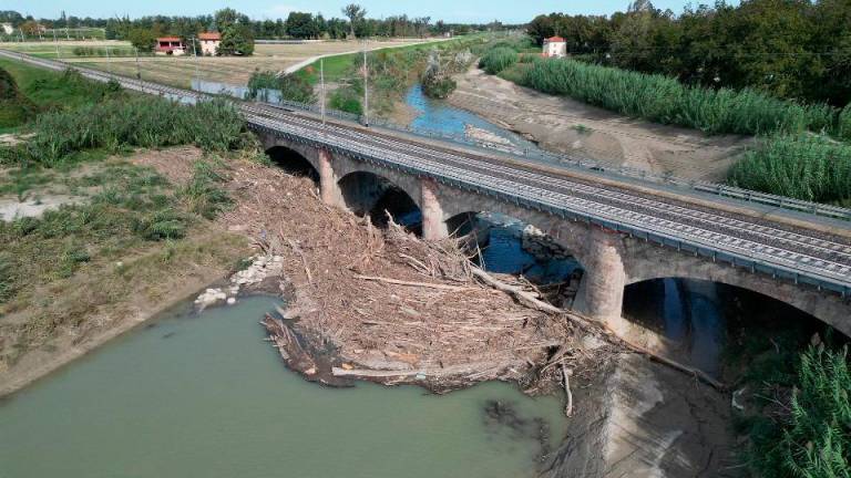 Forlì, un grande accumulo di legname sul ponte ferroviario VIDEO GALLERY