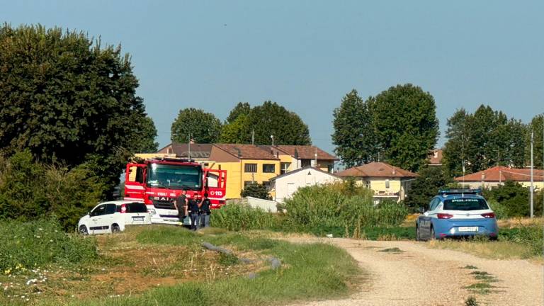 Polizia e vigili del fuoco impegnati nelle indagini