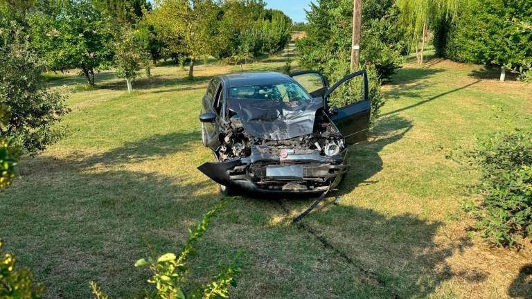 Incidente tra auto e camion: grave un 54enne in via Settecrociari a Cesena