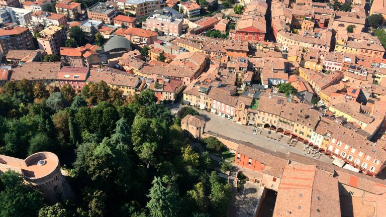 Cesena, neonata con un difetto cardiaco vive in una stanza senza riscaldamento: «Aiutateci a trovare una nuova casa»