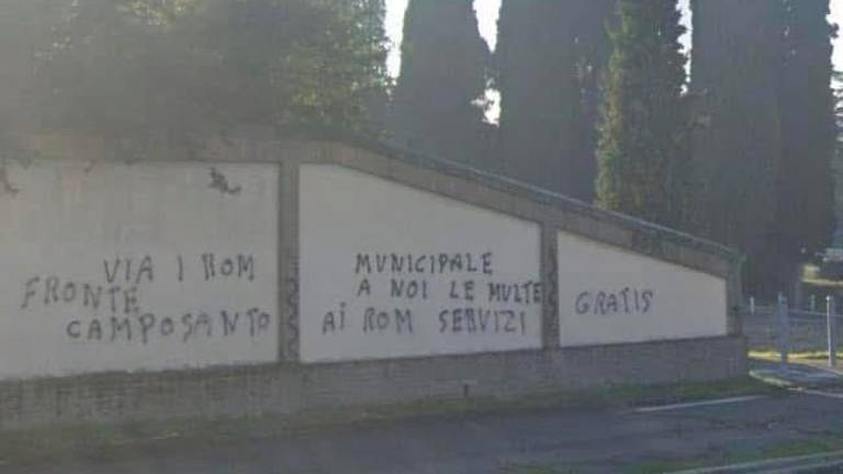 Santarcangelo. Svastiche e scritte contro i rom, identificati 4 ragazzi dai carabineri