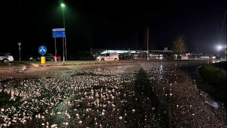 Carico di ghiaia perduto da un camion: sos nel traffico della via Emilia a Diegaro FOTOGALLERY