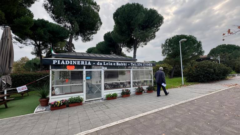 Cesena, i gestori del chiosco esasperati: «Spacciano, ci minacciano e i clienti scappano. Dobbiamo chiudere?» - Gallery