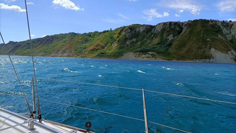 Navigazione a ridosso del San Bartolo in una giornata con forte vento di garbino