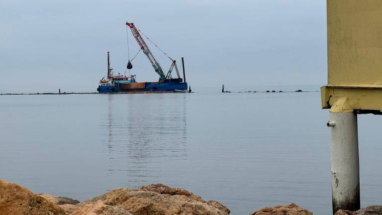 Cesenatico, il recupero del peschereccio dopo lo schianto sugli scogli VIDEO GALLERY