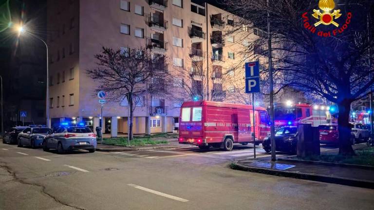 Imola, incendio nella notte in un appartamento in via Beccaria 4 persone intossicate e 10 sfollati