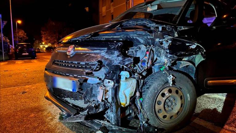 Cesena, incidente: invade la corsia opposta e si schianta contro un’altra auto, 30enne positivo all’etilometro e alla cocaina