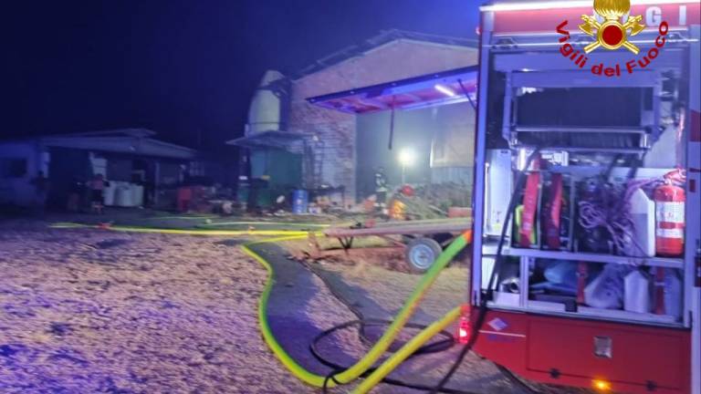 Forlì, a fuoco capannone con bombole e mezzi agricoli