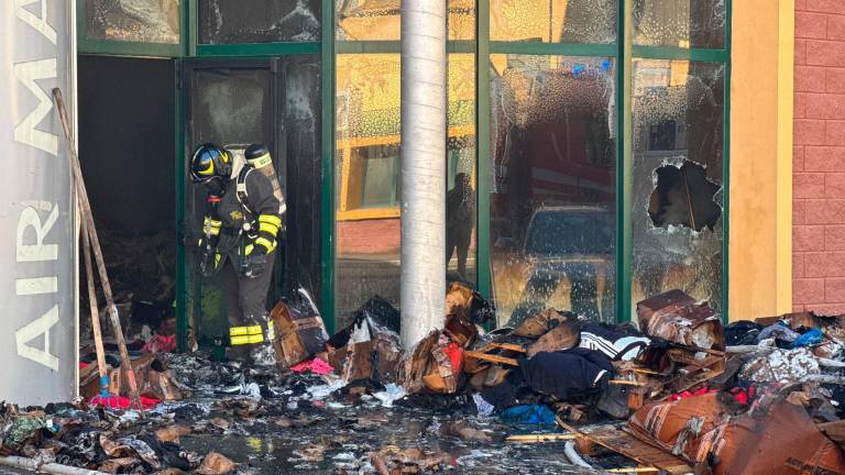 Cesena, violento incendio in una azienda in via delle Mele VIDEO GALLERY