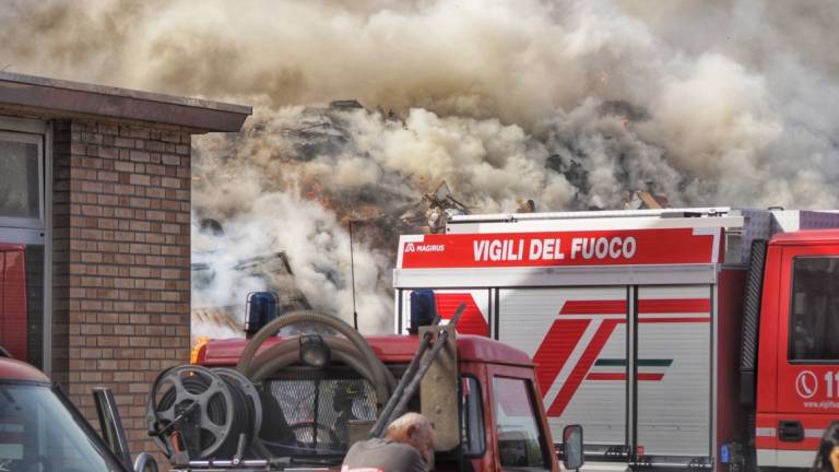 Incendio dei rifiuti dell'alluvione a Mezzano, l'odore arriva fino a Ravenna. Serviranno giorni