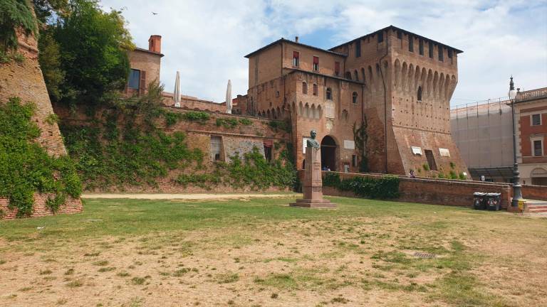 Il prato della Rocca rovinato e seccato