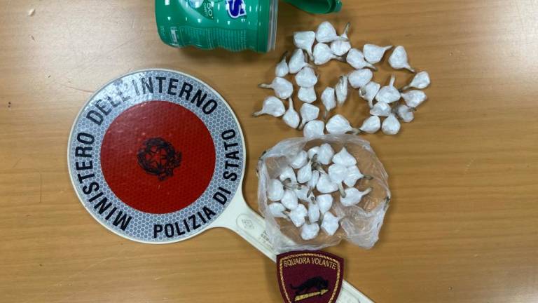 Rimini, tasche troppo rigonfie in hotel: aveva 46 involucri di cocaina