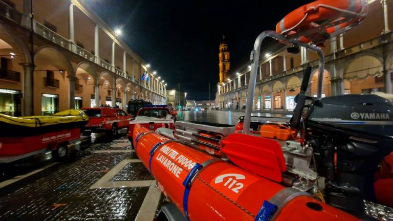 Mezzi pronti a entrare in azione a Faenza